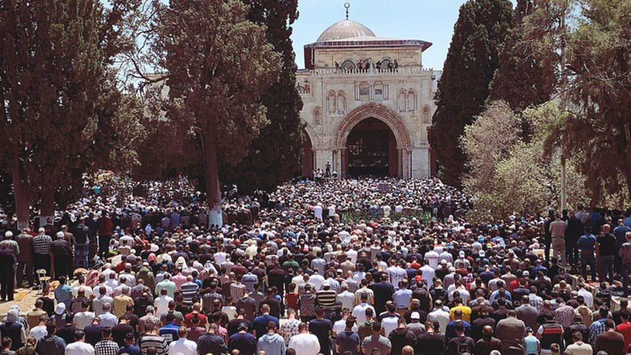 La prière du vendredi : adab, vertus et erreurs à éviter